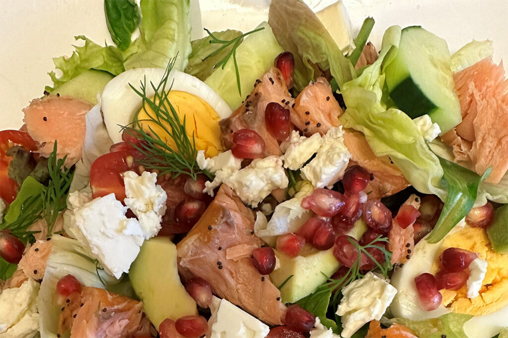 Frühlingssalat mit Lachs und Avocado