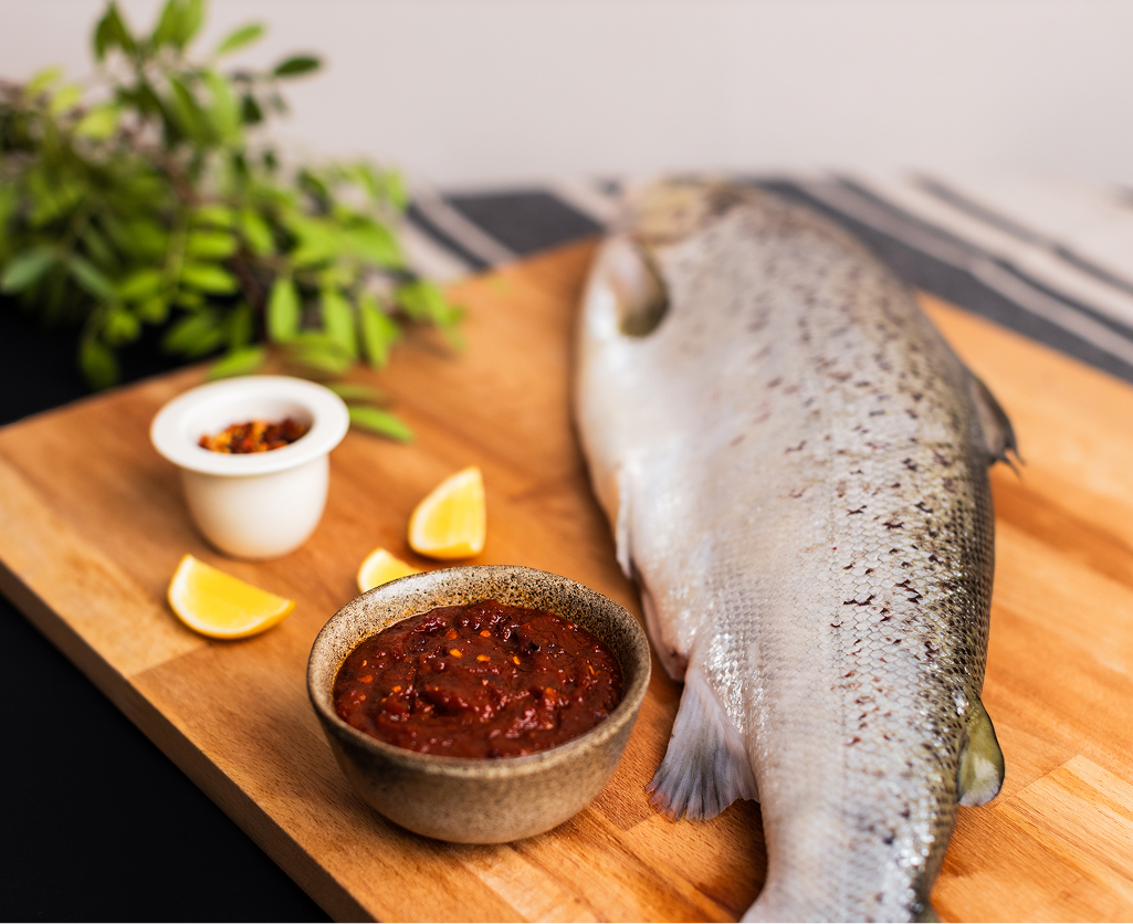 Assortiment pour le dîner : Saumon entier mariné au piment et à la papaye